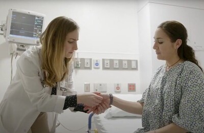 Кодирование Аквилонг в Салавате Врач держит пациентку за руку