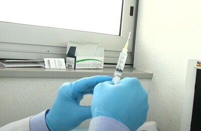 Проведение кодирования Вивитролом в Салавате Шприц с Вивитролом в руках у врача